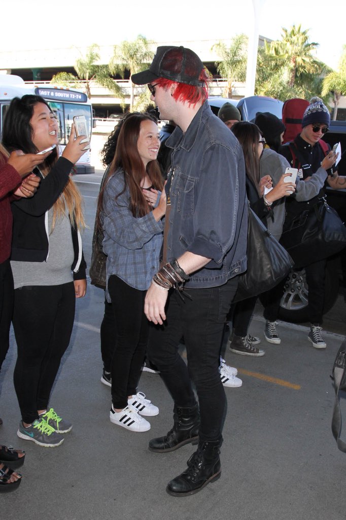 5SOSs_Updates's tweet photo. HQ || Michael meeting fans at LAX today (4)
#MTVStars 5SOS
#VideoMTV2015 5SOS https://t.co/9qAFy5edlq