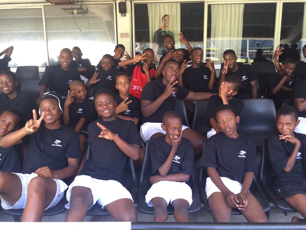 SharksRugby's tweet photo. The players and kids are ready and excited for the clinic with #PrinceHarry #RoyalVisitSA @KensingtonRoyal https://t.co/5yy04bRXS1