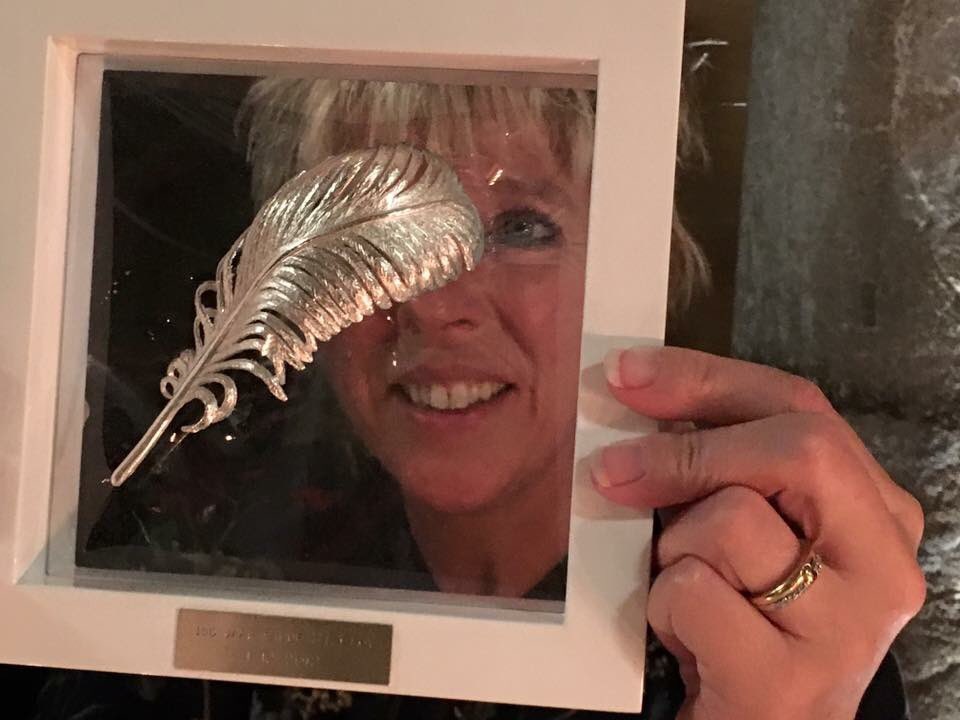 GildeSintEloy's tweet photo. Je verdiend een pluim! Uitgereikt door burgemeester @TPJBruinsma aan @BirMuste . #zilverstadrotondes Bedankt Bir! https://t.co/CSdouVKM98