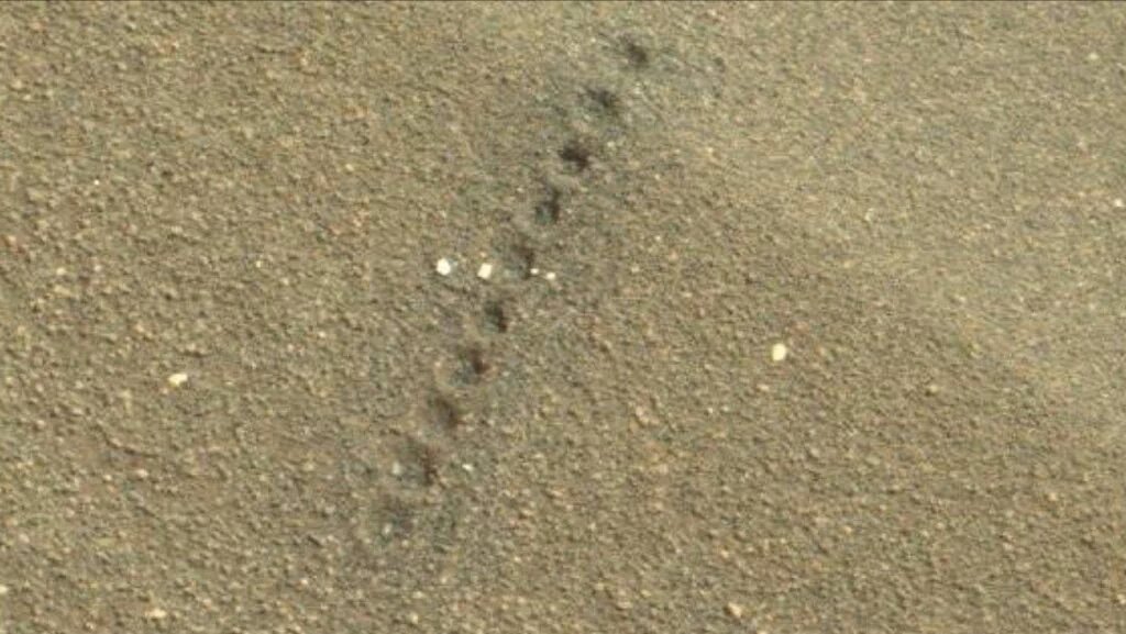 SeanDebTry's tweet image. Ces trous sont les impacts de tir d'un Laser humain sur la dune de sable d'un autre monde
#NotScienceFiction  #Mars