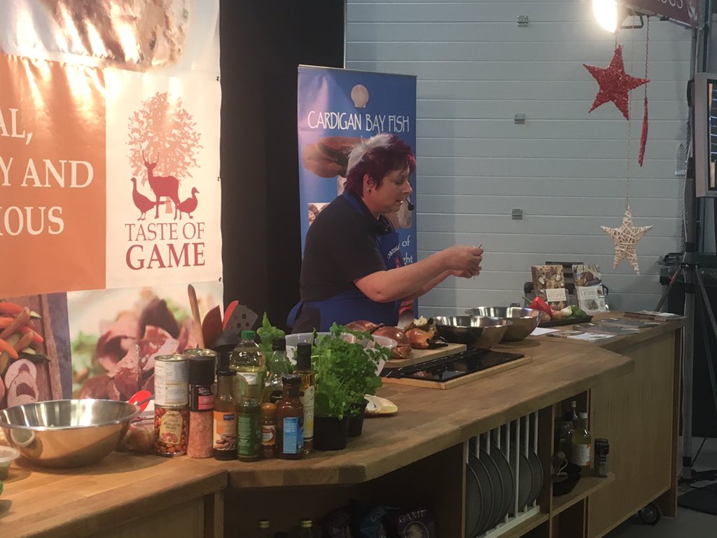 cywain_mab's tweet photo. Mandy from @CardiganbayFish dressing a crab @royalwelshshow https://t.co/Q1gBDistMg