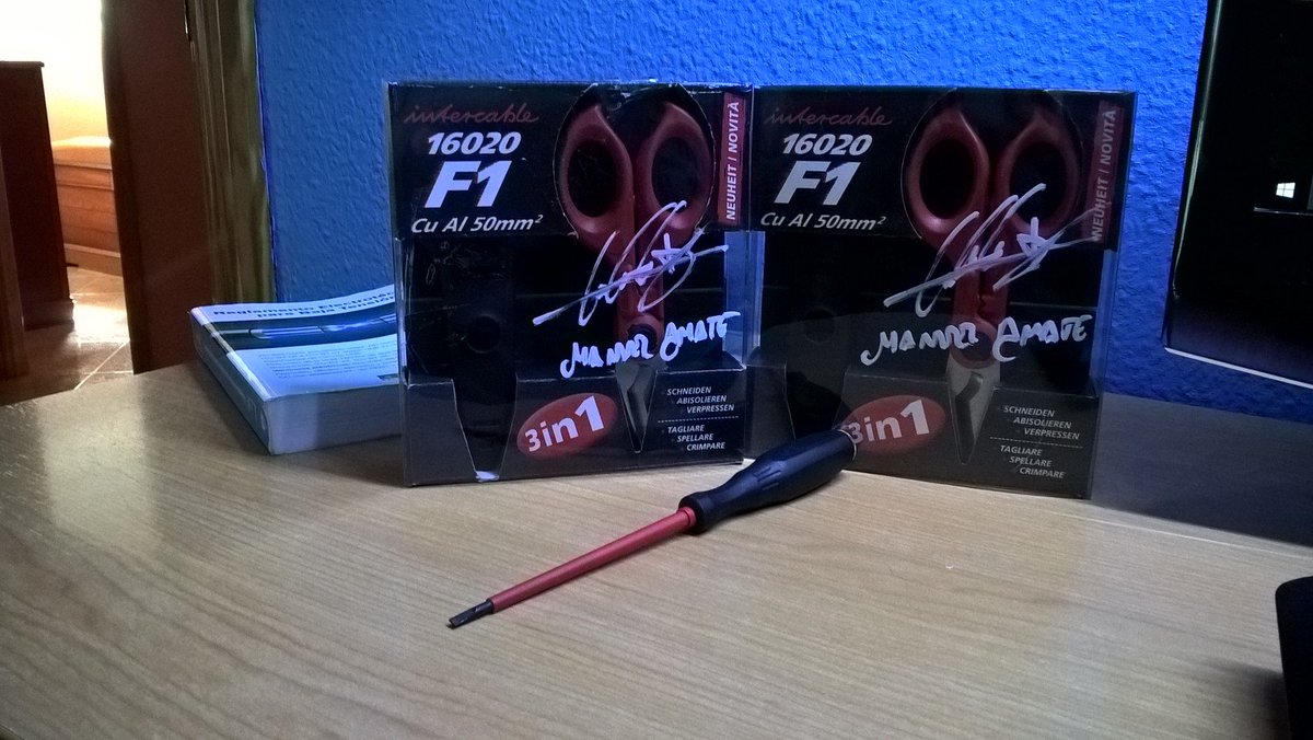 joseusb's tweet photo. Recibido el pedido del Black Friday. Un saludo de parte de los alumnos de electricidad del Politécnico de Málaga! https://t.co/uoRBzmb5mY