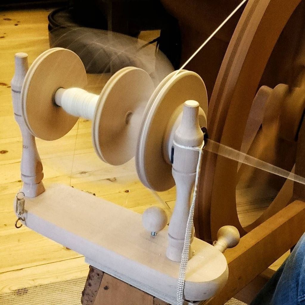 Magic_Cauldron's tweet photo. Action shot: Spinnunterricht am #Spinnrad. 🐑
#workshopberlin #spinnkurs #SpinnkursinBerlin… https://t.co/W7TUPOkFbo https://t.co/r0X5KmJb52
