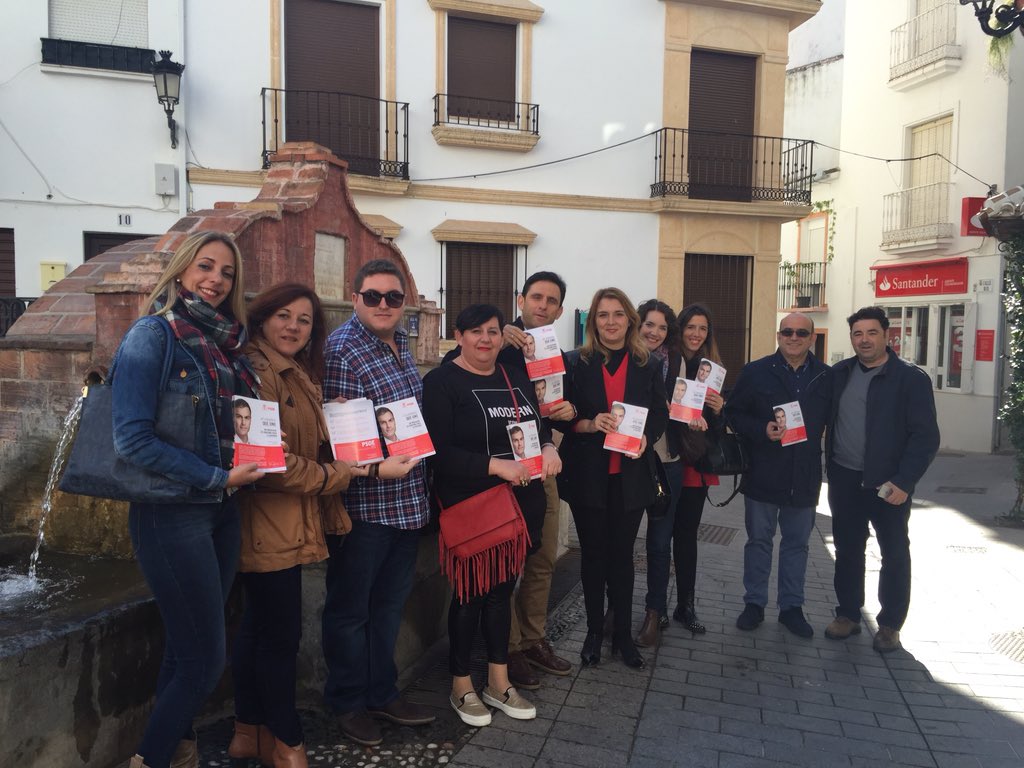 PsoeOjen's tweet photo. Ayer reparto del programa de gobierno de @sanchezcastejon con las compañeras de Marbella y Estepona #PsoeOjen #20D https://t.co/bQ85FSXE3d