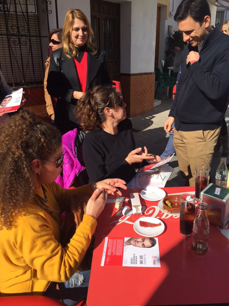 PsoeOjen's tweet photo. Ayer reparto del programa de gobierno de @sanchezcastejon con las compañeras de Marbella y Estepona #PsoeOjen #20D https://t.co/bQ85FSXE3d
