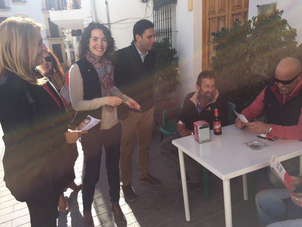 PsoeOjen's tweet photo. Ayer reparto del programa de gobierno de @sanchezcastejon con las compañeras de Marbella y Estepona #PsoeOjen #20D https://t.co/bQ85FSXE3d