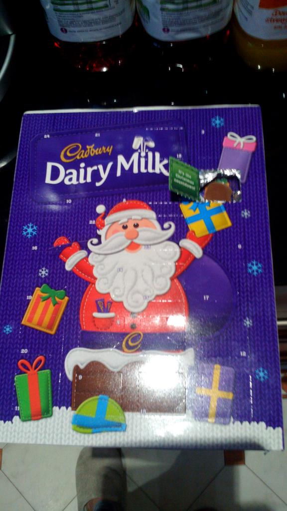 NaiaraFerrer7's tweet photo. Me encanta levantarme y encontrarme con un calendario de chocolate como regalo de primero de diciembre :) happy!! https://t.co/aGvueySLgm