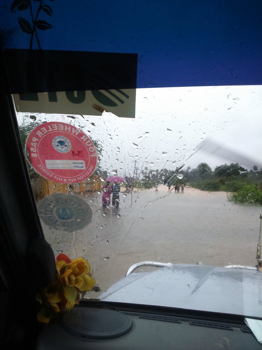 Nandhu_lovable's tweet photo. Thiruvallur highways near #Alamathi lake broken no transportation #ChennaiRainUpdates #chennairains @Manivj07 https://t.co/tX5PvP5FDO