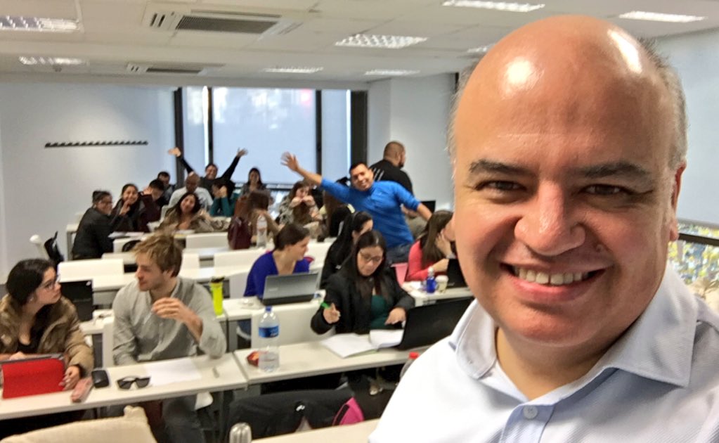 Empezando las sesiones de #socialmedia en el master de dirección hotelera y restauración <a href="/ostelea/">Ostelea</a> @EAE_ #esjost