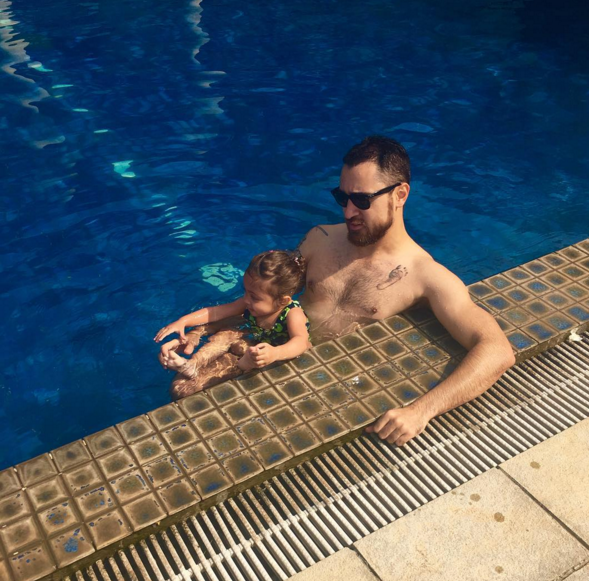 nxtbigthingisin's tweet image. Actor Imran Khan with his daughter Imara
bit.ly/1l76hZs
#ImranKhan #Imara #DeepPool #Holidays