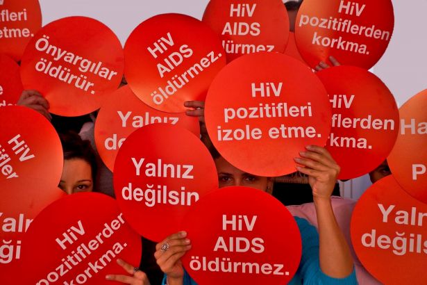 GrihatHaber's tweet photo. 1 Aralık AIDS Günü: Türkiye'de HIV yayılımı 5 yılda yüzde 130 arttı https://t.co/abquHS74HM https://t.co/KNf3A6KGkl