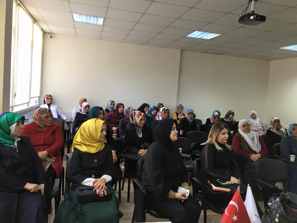 DilekYesilkonak's tweet photo. KETEM ve Yeşilyurt Nisa Derneği'nin düzenlediği göğüs kanseri hakkında Dr. Azra Yıldırım'ın sunumu...@haciugurpolat https://t.co/0Qe5tBk29L