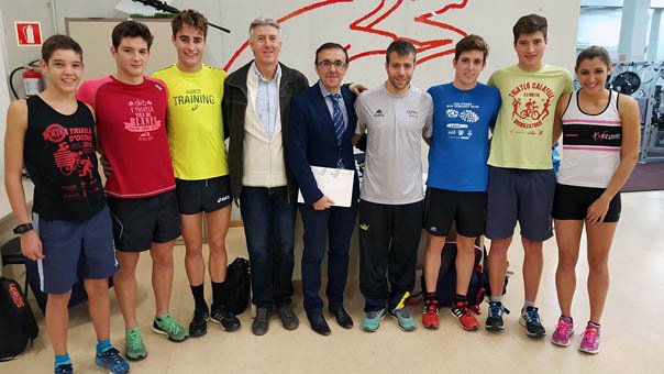 TRIATLONSP's tweet photo. José Hidalgo visita a los triatletas becados en el CAR de Sant Cugat @fctritriatlo https://t.co/zixEXnDDJM https://t.co/XLjopZ8yU4