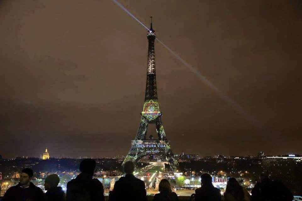 nicoskinner's tweet photo. Costa Rica's honored at Paris climate talks with message on Eiffel Tower https://t.co/j0YYGrzLVr #COP21 #PuraVida ♥ https://t.co/Iqn6oEnzY9
