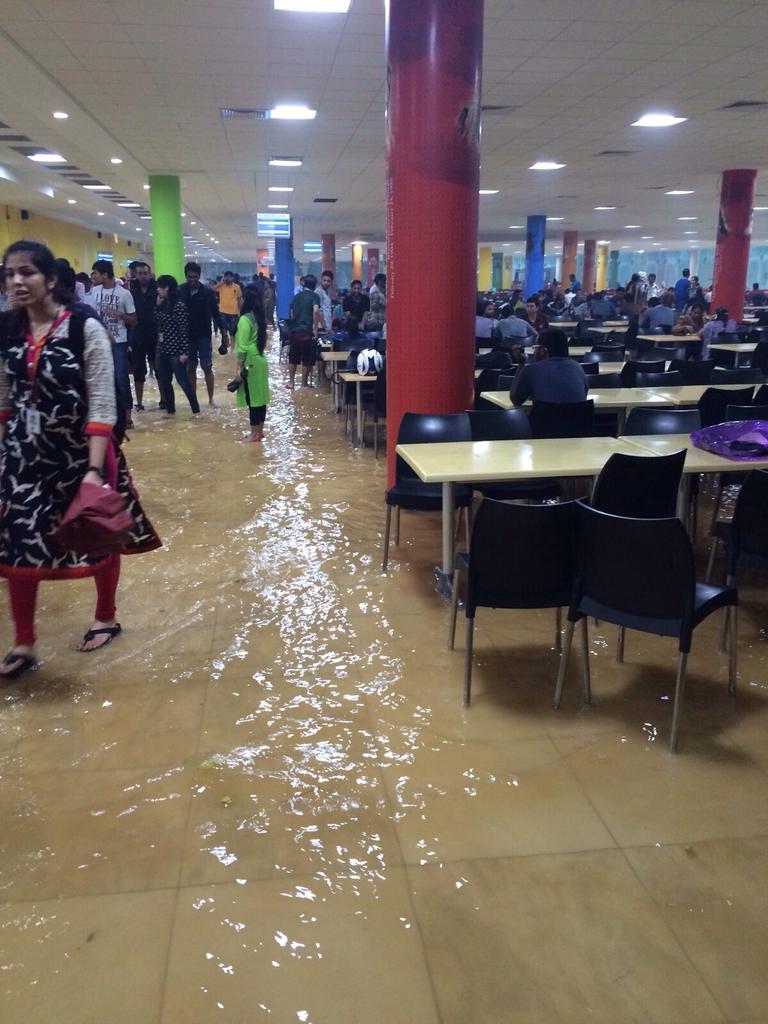 RahejaVinod's tweet photo. #chennairains #ChennaiFloods Infosys mahindra city food court @chennaiweather https://t.co/bqPsVYxXvP