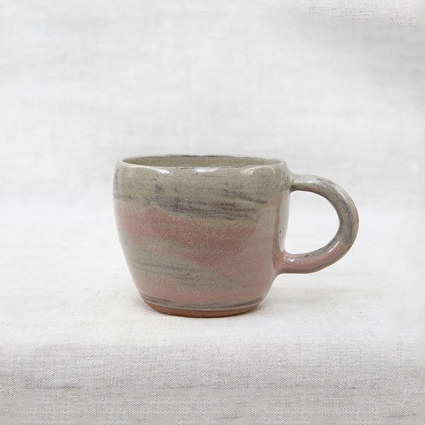 This handpainted stoneware mug by @Clod_and_pebble is just too beautiful 😍. most-curious.co.uk/product/stonew… #scottish #gift