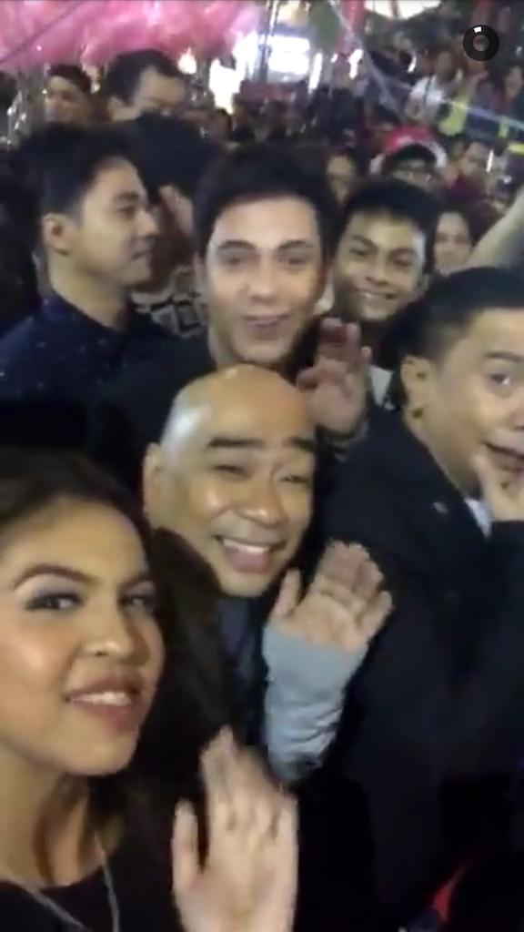 SAMonelikeAIZZA's tweet image. From @mainedcm's snapchat hahahaha SPOTTED @sam_concepcion 😂 Pasilip-silip ka Samuel ah. #galawangsamzy 😂