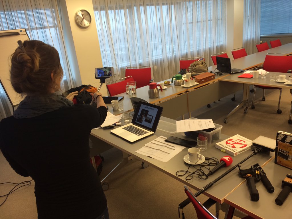 NewMediaBrains's tweet photo. We zijn aanbeland bij de #selfietraining - #video #workshop https://t.co/uyzBzFkaJc