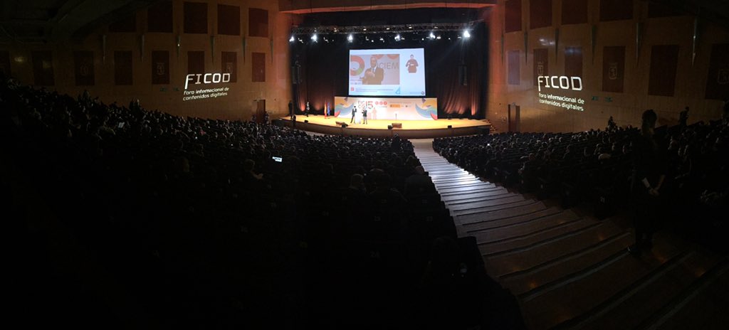 redpuntoes's tweet photo. A punto de concluir la ponencia inaugural de @PorterErisman en #FICOD15 https://t.co/RY8BjnlkH3
