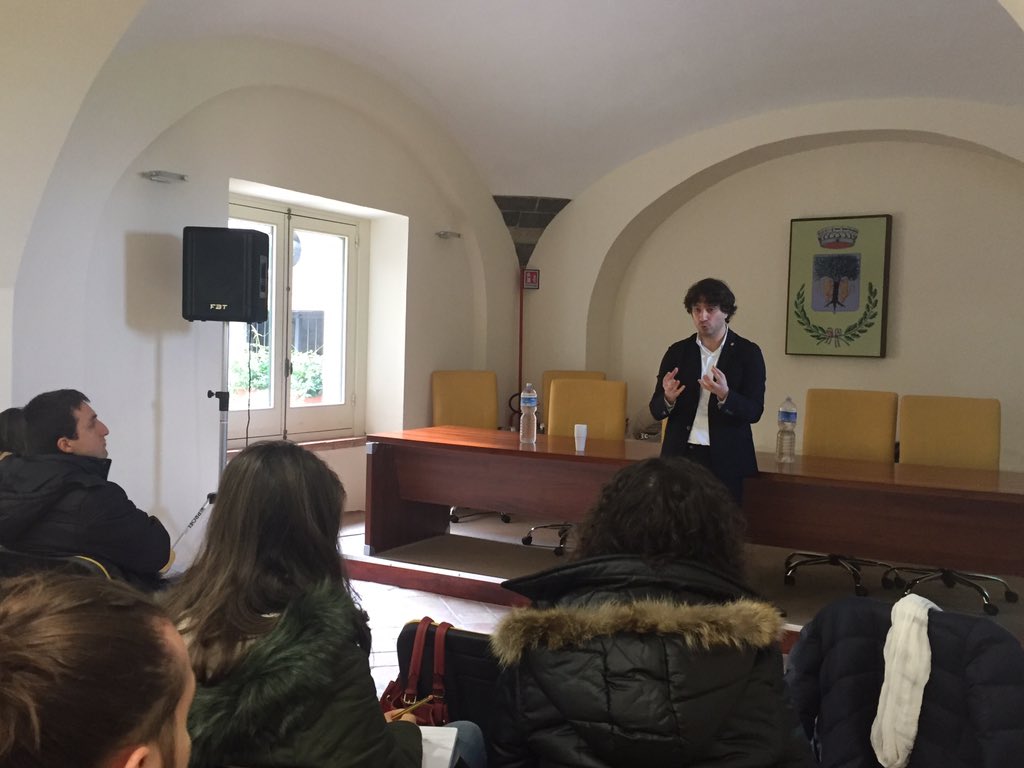 arcadiacomit's tweet photo. Con @fabbricapol i 10 errori che fanno il 97% dei #politici in campagna elettorale #pfp15 https://t.co/oz0r6qsJqe