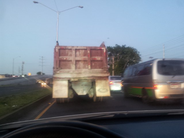 franklao's tweet photo. no que los equipos pesados van en el carril derecho de flujo lento. quien dice algo @AlvaroAlvaradoC @ATTTPanama https://t.co/3WKkWpm58X