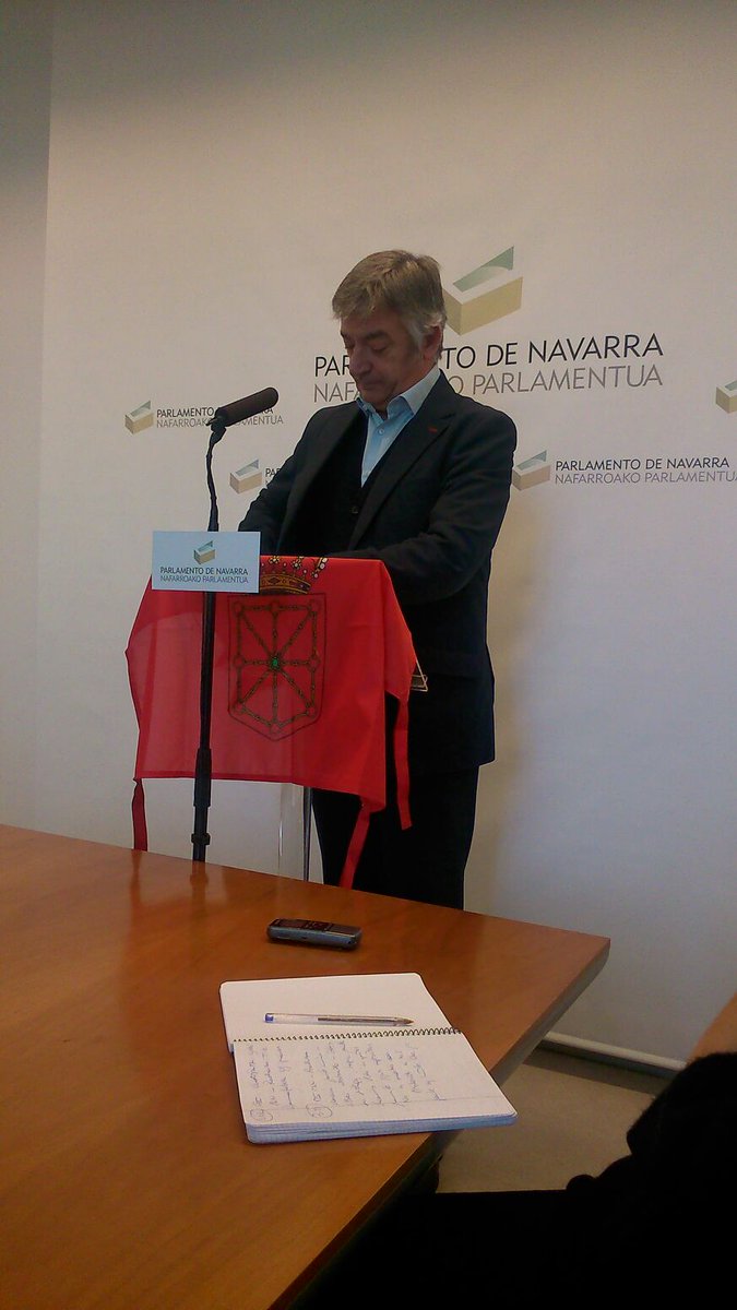 <a href="/JavierJesparza/">Javier Esparza</a> No se pueden quitar las banderas del Salón del Trono y en el Parlamento salir con la de Navarra.