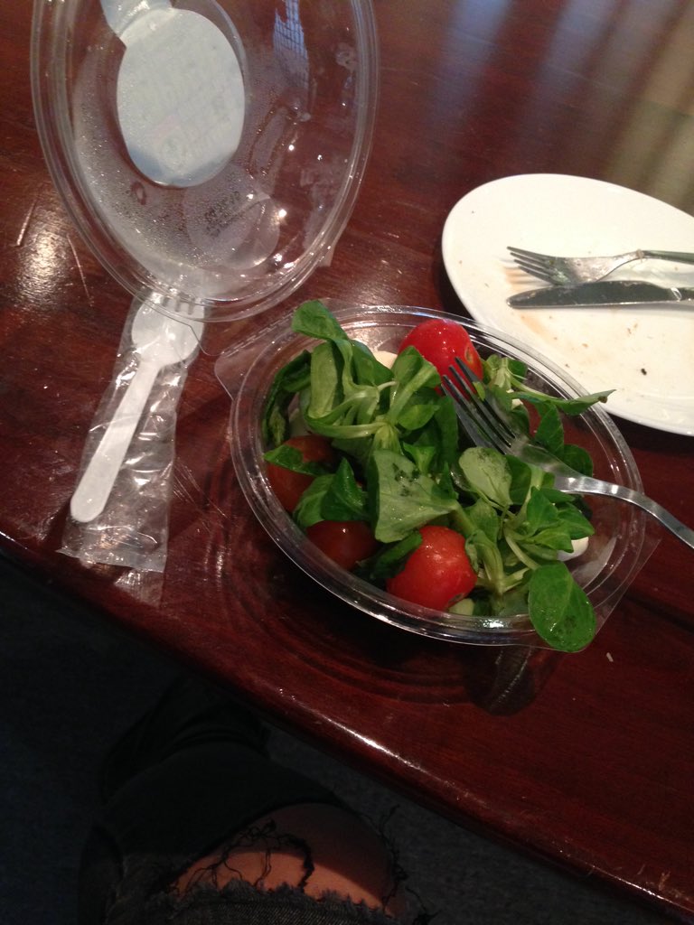 Nike_GL's tweet photo. @SparSciencePark ik zoek al een uur naar de groene pesto dressing... Ik besluit op dieet te gaan #hongerdieet #fail https://t.co/L3cFdJZuYV