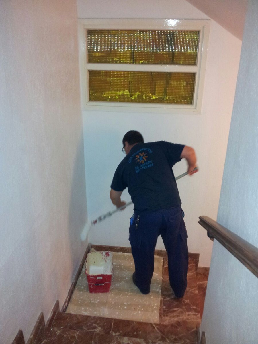 multiajolin's tweet photo. Mantenimiento de comunidades, limpieza en general, pintura, albañileria, escayola, jardineria,..... https://t.co/vuSqy4lmuS