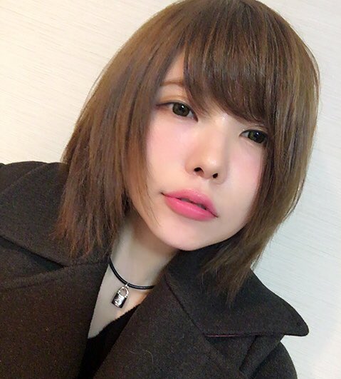 تويتر 益若つばさtsubasamasuwaka على تويتر Upsydaisyで髪の毛染めてカットしたよ 色はアッシュとラベンダー混ぜて透明感系に ショートボブです 前髪は変わらずうざバングにしてる ケンさんありがとう オフはナチュラルメイクでノーセット T