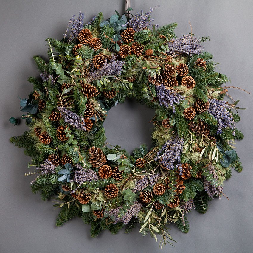 ELLEDecoUK's tweet photo. Welcome guests and cheer passers-by with this beautiful festive wreath  by @realwildatheart https://t.co/RrsbOme61w https://t.co/qGG3eBT5od