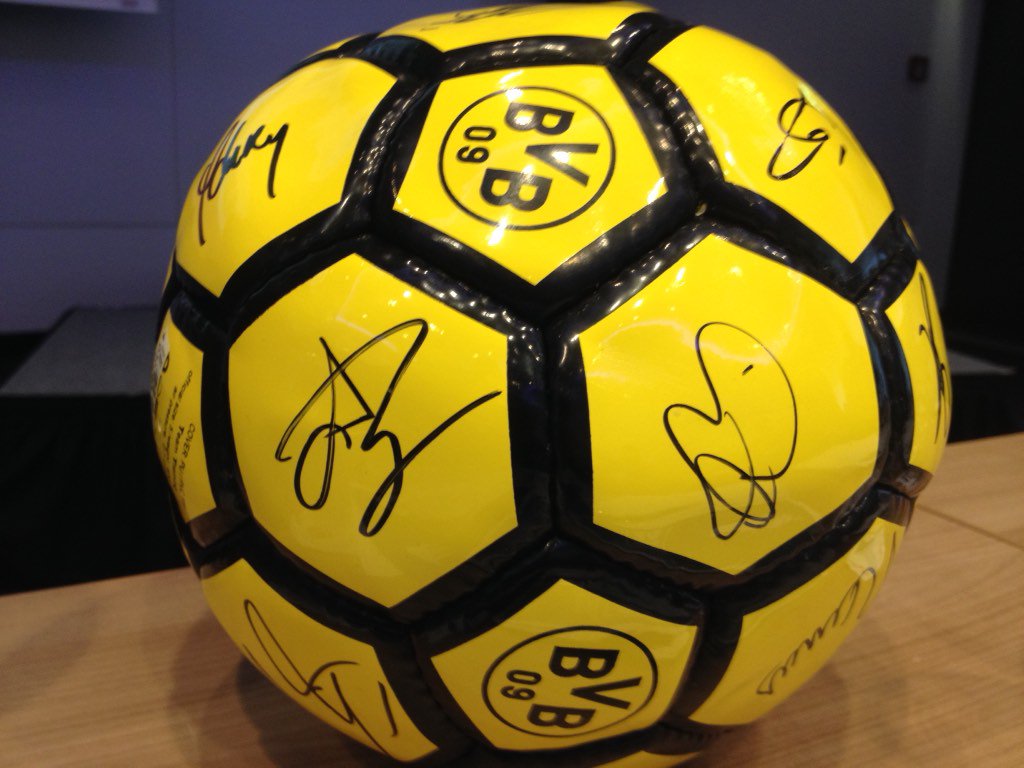 BdzvPresse's tweet photo. BVB-Ball-Verlosung nach starkem Vortrag von David Görges vom BVB bei BDZV-Konferenz "Lokale Märkte" #lm2015 https://t.co/7DXj9YOcSc