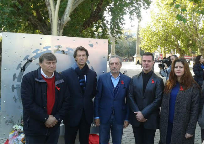 SevillaActual's tweet photo. La Alameda de Hércules recuerda a las víctimas del Sida con una nueva escultura #sevillahoy https://t.co/TkfWh1HW8A https://t.co/o4b6sk8xw6