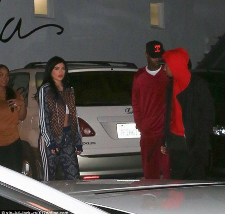 Tygabrr's tweet photo. [Pics] Tyga e Kylie Jenner deixando a loja ''Sorella'' de Heather Sanders e T-Rell. - 27/11 https://t.co/Crol74dsBX