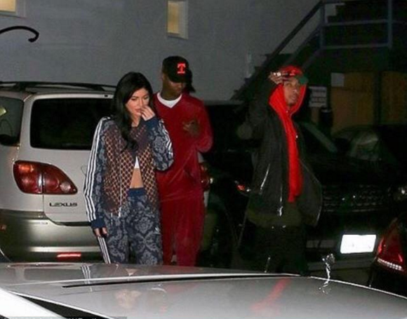 Tygabrr's tweet photo. [Pics] Tyga e Kylie Jenner deixando a loja ''Sorella'' de Heather Sanders e T-Rell. - 27/11 https://t.co/Crol74dsBX