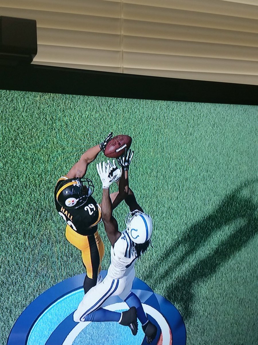 VideoGamersLife's tweet photo. @EAMaddenNFL Im the steelers...how TF did the colts player catch this.? Madden 16 is by far the worst football game. https://t.co/bRrIfpXywB