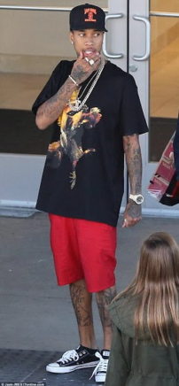 Tygabrr's tweet photo. [Pics] Tyga em um shopping em Calabasas. - 29/11 https://t.co/GJt6Ch0y3K