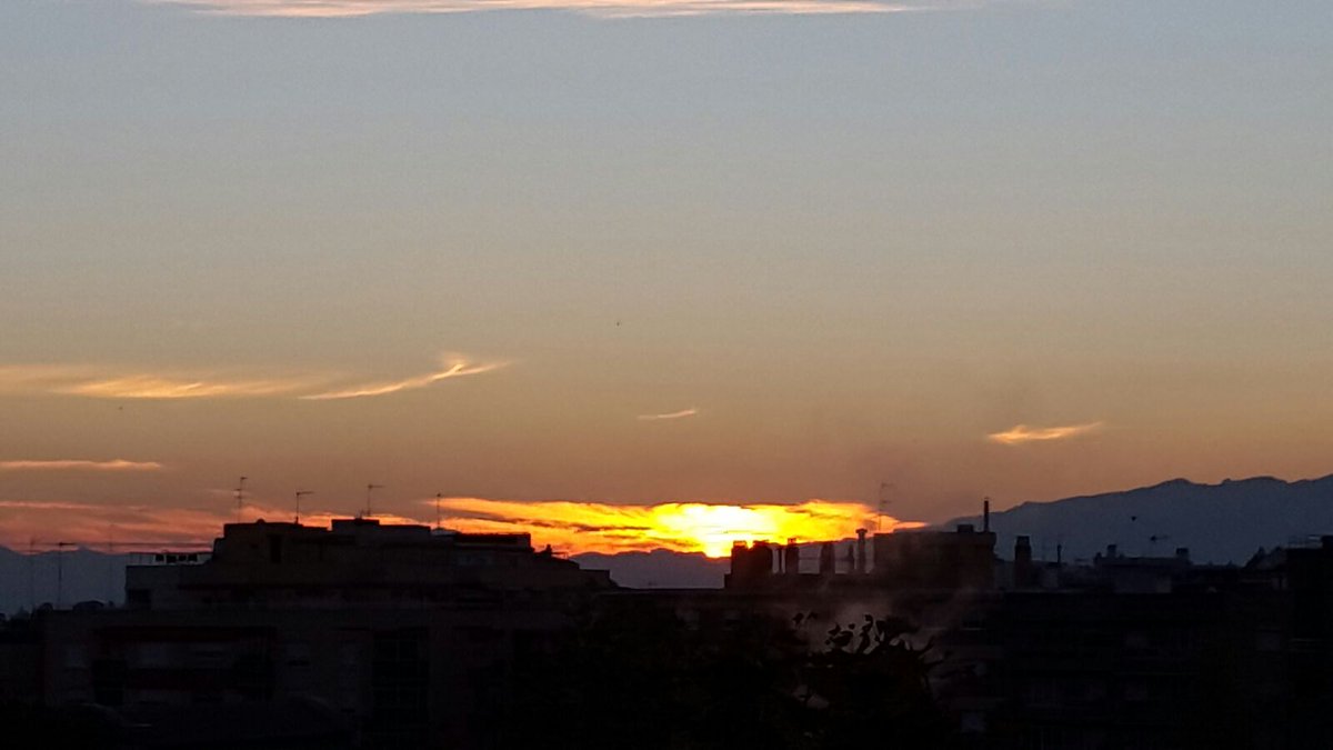 gramareus's tweet photo. Atardecer del primer día de diciembre #reus @ecazatormentas @MeteoCaudete @AEMET_SINOBAS #capvespre #1December2015 https://t.co/VlOZ7sBU4t