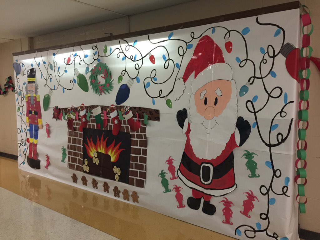 IrmoStuCo's tweet photo. Looks like IRMO #gotelfed βοΈπ tweet us your pics with the hallway to be posted on our Instagram! #HappyHolidays https://t.co/Yb36ipm3sU