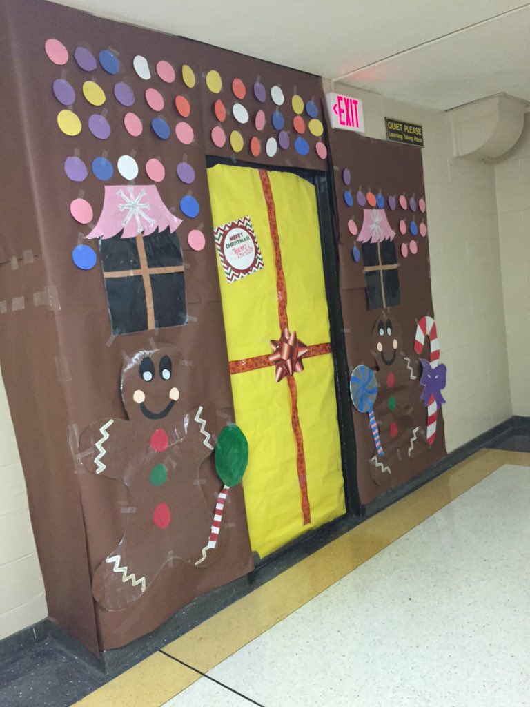 IrmoStuCo's tweet photo. Looks like IRMO #gotelfed βοΈπ tweet us your pics with the hallway to be posted on our Instagram! #HappyHolidays https://t.co/Yb36ipm3sU