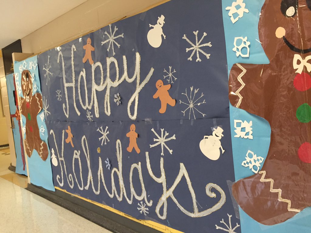 IrmoStuCo's tweet photo. Looks like IRMO #gotelfed βοΈπ tweet us your pics with the hallway to be posted on our Instagram! #HappyHolidays https://t.co/Yb36ipm3sU