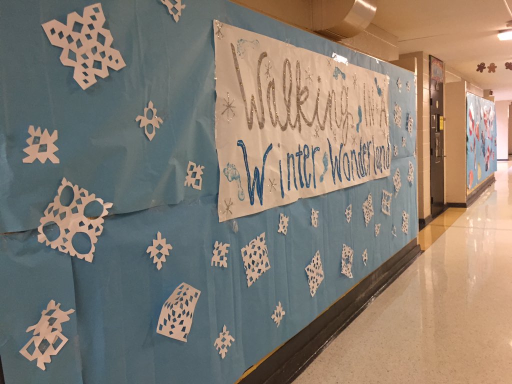 IrmoStuCo's tweet photo. Looks like IRMO #gotelfed βοΈπ tweet us your pics with the hallway to be posted on our Instagram! #HappyHolidays https://t.co/Yb36ipm3sU