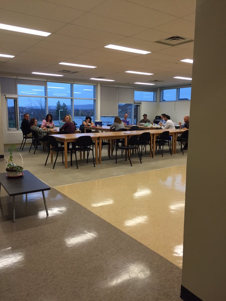 SaharMonzavi's tweet photo. Vultures. Every last one of ya! #dontgetpinned #ijustwantmylunchbox @HaydenHuskies https://t.co/2JGYp6iHgO