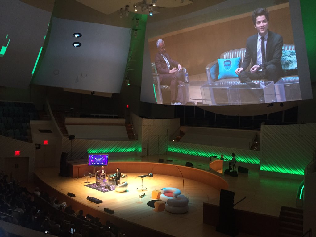 ArturoJReal's tweet photo. @Boo_Aguilar on #HackingNature
#SIMEMIA2015 https://t.co/qmS0XSAata