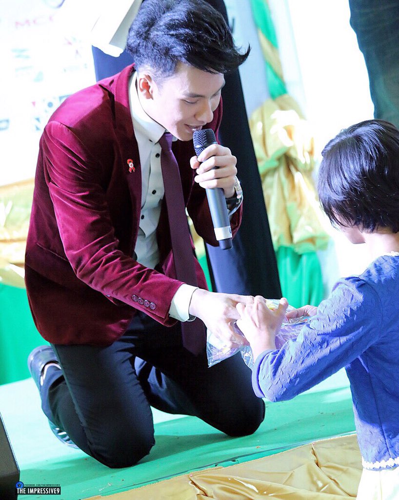 the_impressive9's tweet photo. น่ารัก #วันเอดส์โลก #เทียนส่องใจ #จามจุรีสแควร์ #tumwarawut #tumthestar9 #tumidol_ts9 #ตั้มวราวุธ 011215 https://t.co/z2dMXOmvRK