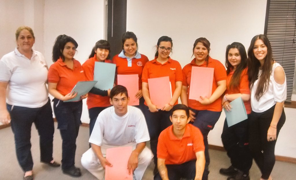 Firmando contratos de ingresos a Makro. Hoy comienzan 8 jóvenes más a trabajar! <a href="/MakroARG/">Makro Argentina</a> <a href="/FundacionPescar/">Fundación Pescar</a> <a href="/vilumuno/">nora muno</a>