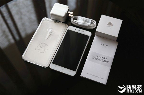 Gizchinacz's tweet photo. Vivo X6 a X6 Plus se představilo s rozpačitou výbavou #VivoX6 #X6Plus https://t.co/49FLUsQC2B https://t.co/gjAOqjsrS2