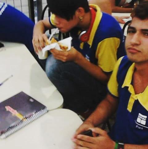 MENDESUFC's tweet image. #MissãoBeta7 estudando e lanchando com Brother Arthu......