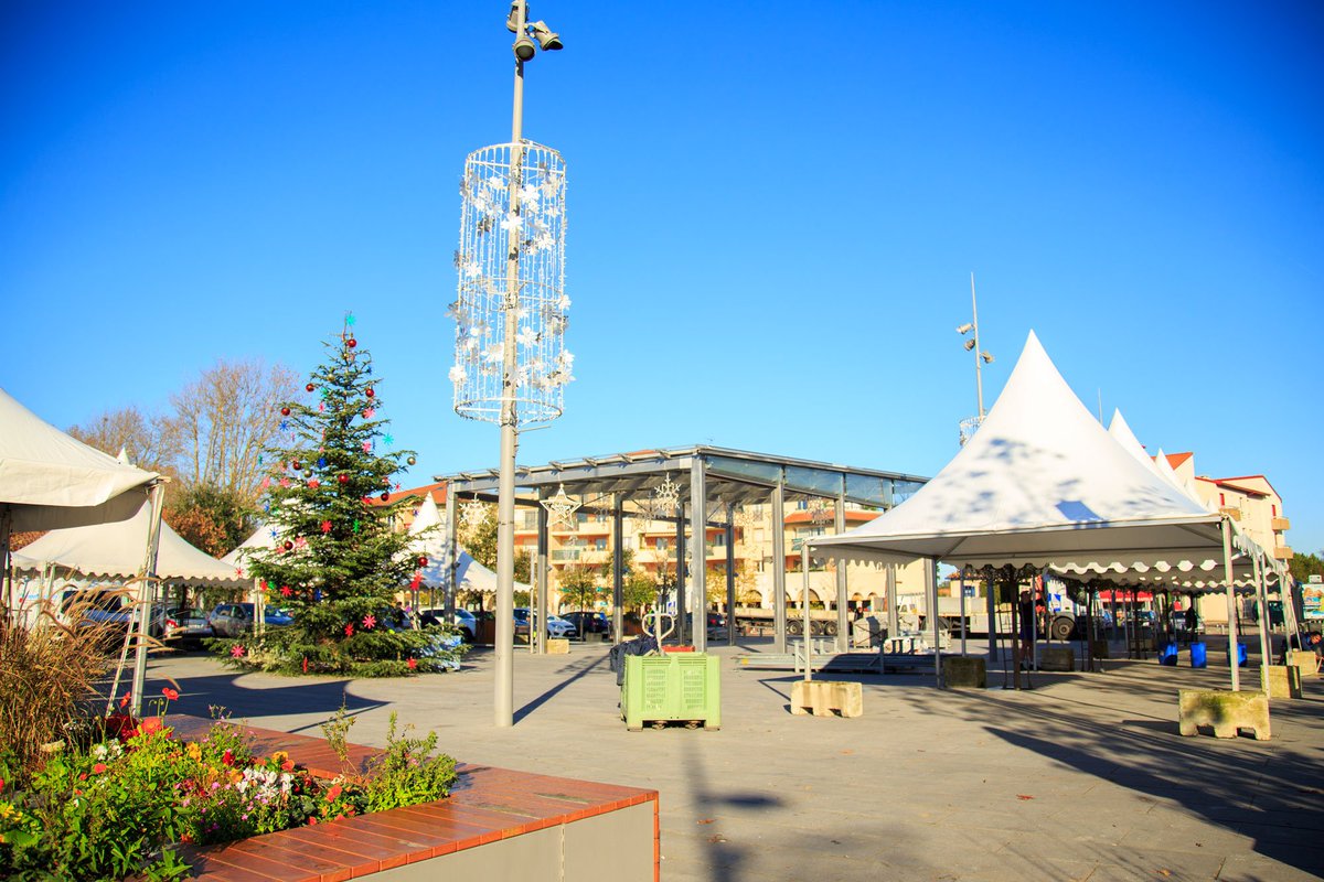 VilleAnglet's tweet photo. Aux Cinq-Cantons, le 20e Marché de Noël franco-allemand d'#Anglet se prépare sous le soleil :-) https://t.co/oG57SglBuQ