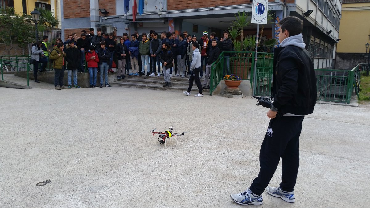 fabrizioolati's tweet image. #IstitutoMassimo trasferta al Liceo scientifico Newton di Roma per parlare di #MakingDrones @Fiammetta_FMD