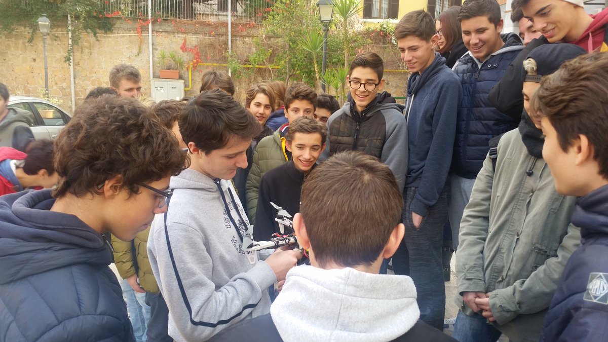 fabrizioolati's tweet image. #IstitutoMassimo trasferta al Liceo scientifico Newton di Roma per parlare di #MakingDrones @Ana_fmd @fmdigitale
